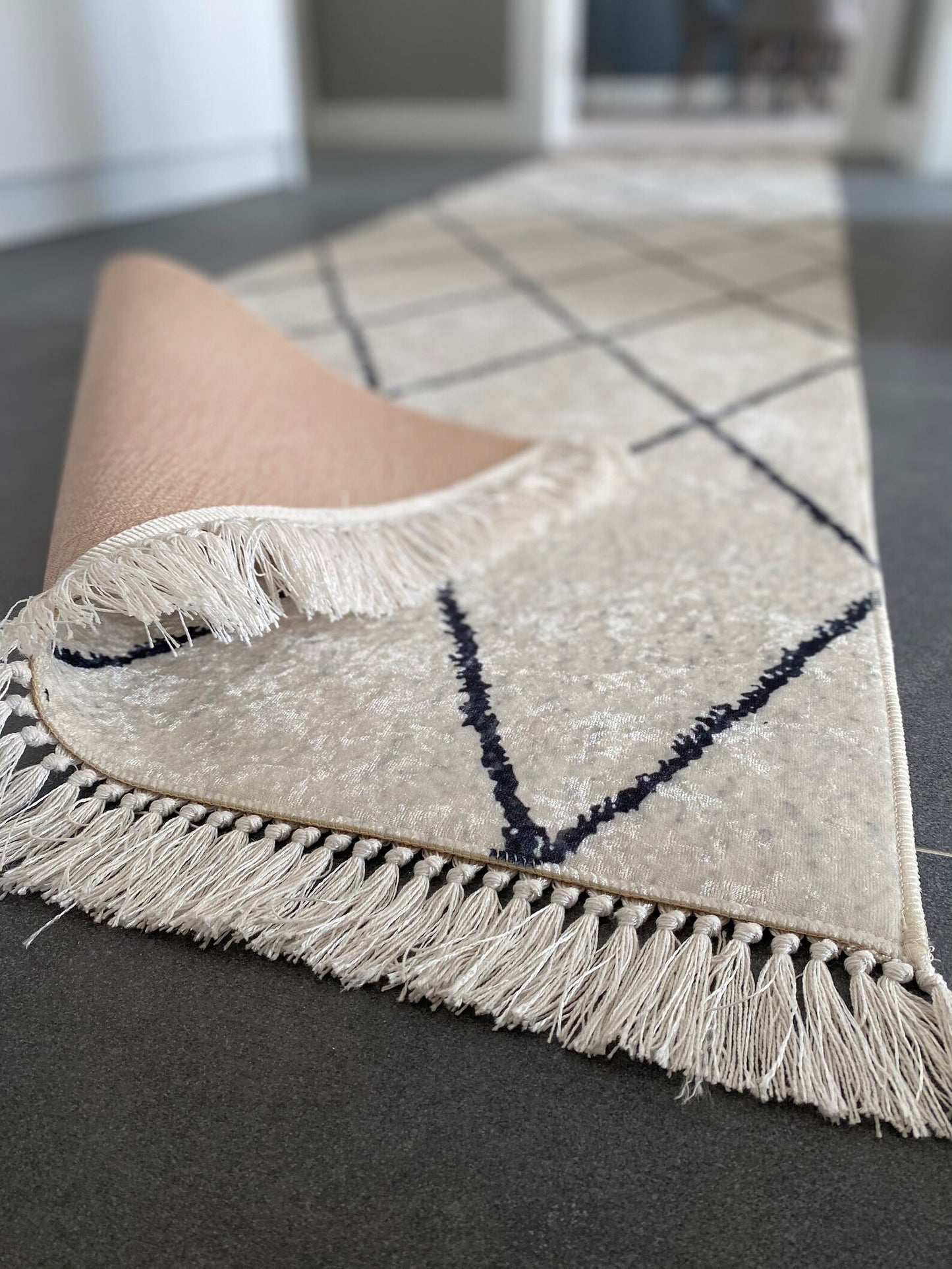 Conception moderne du tapis soigneusement tricoté