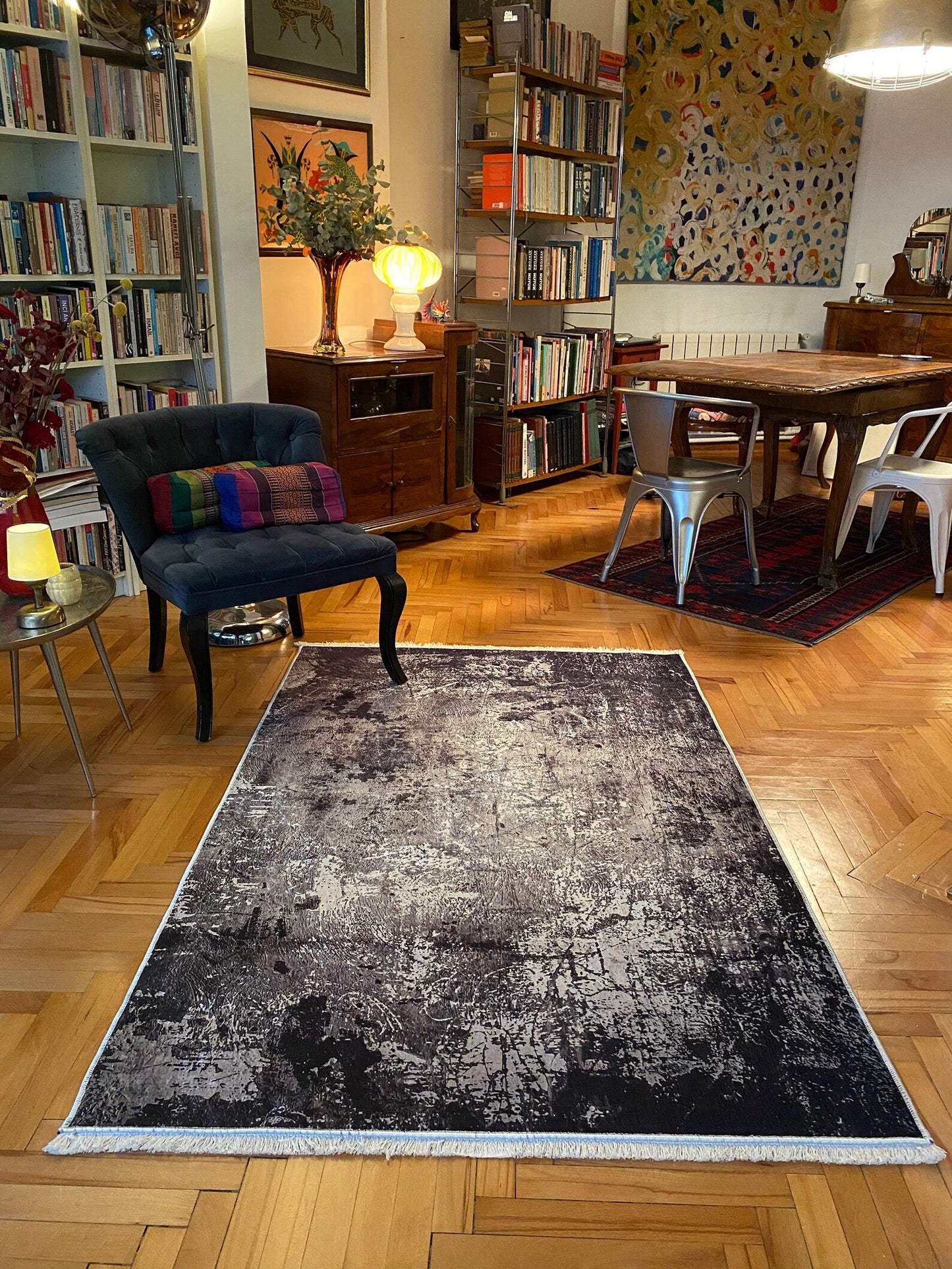 Gris du tapis en conception de motif noir soigneusement tricoté