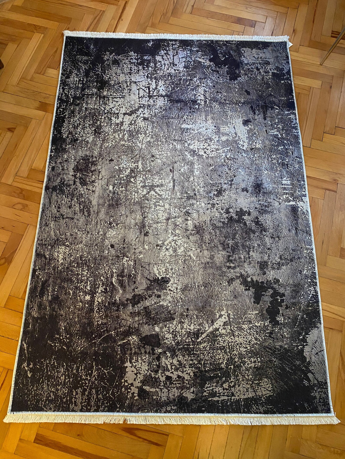 Gris du tapis en conception de motif noir soigneusement tricoté