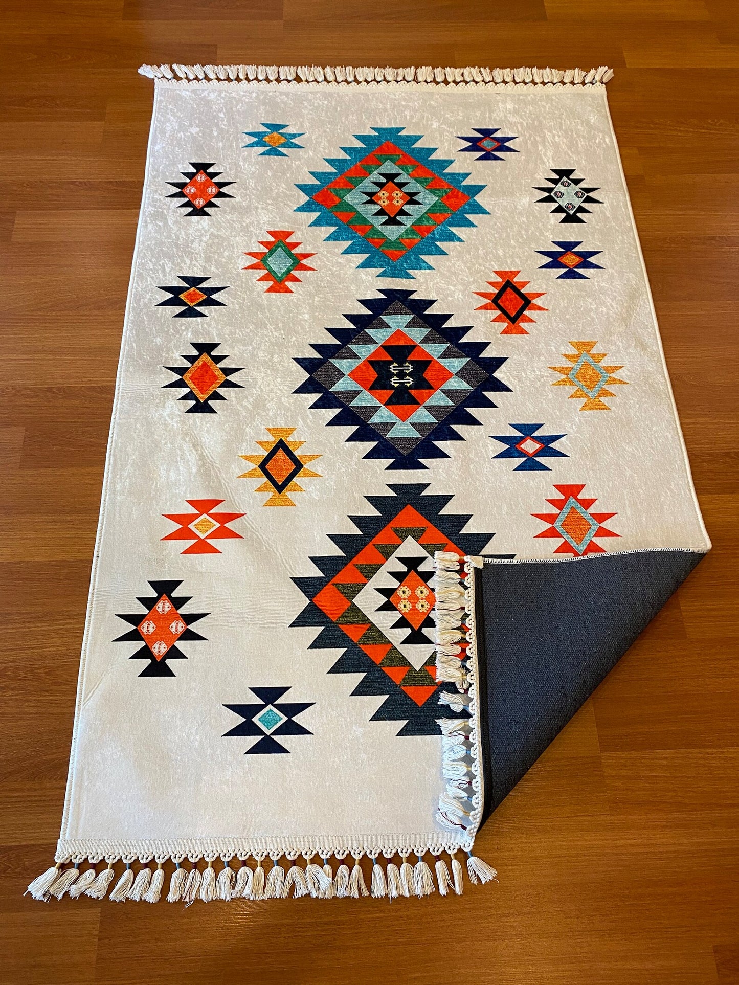 Conception de motif coloré orienté sur tapis soigneusement tricoté