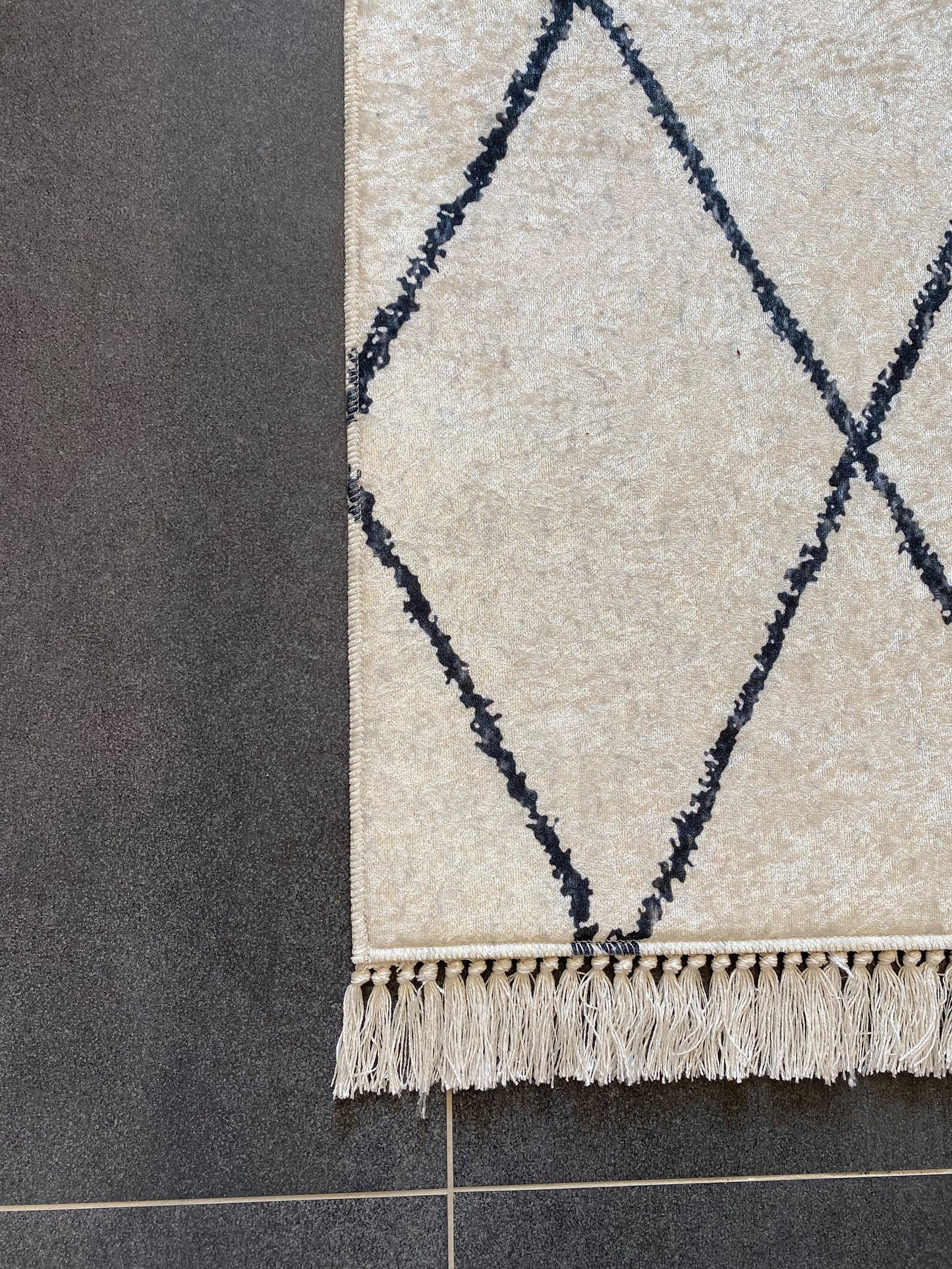 Conception moderne du tapis soigneusement tricoté