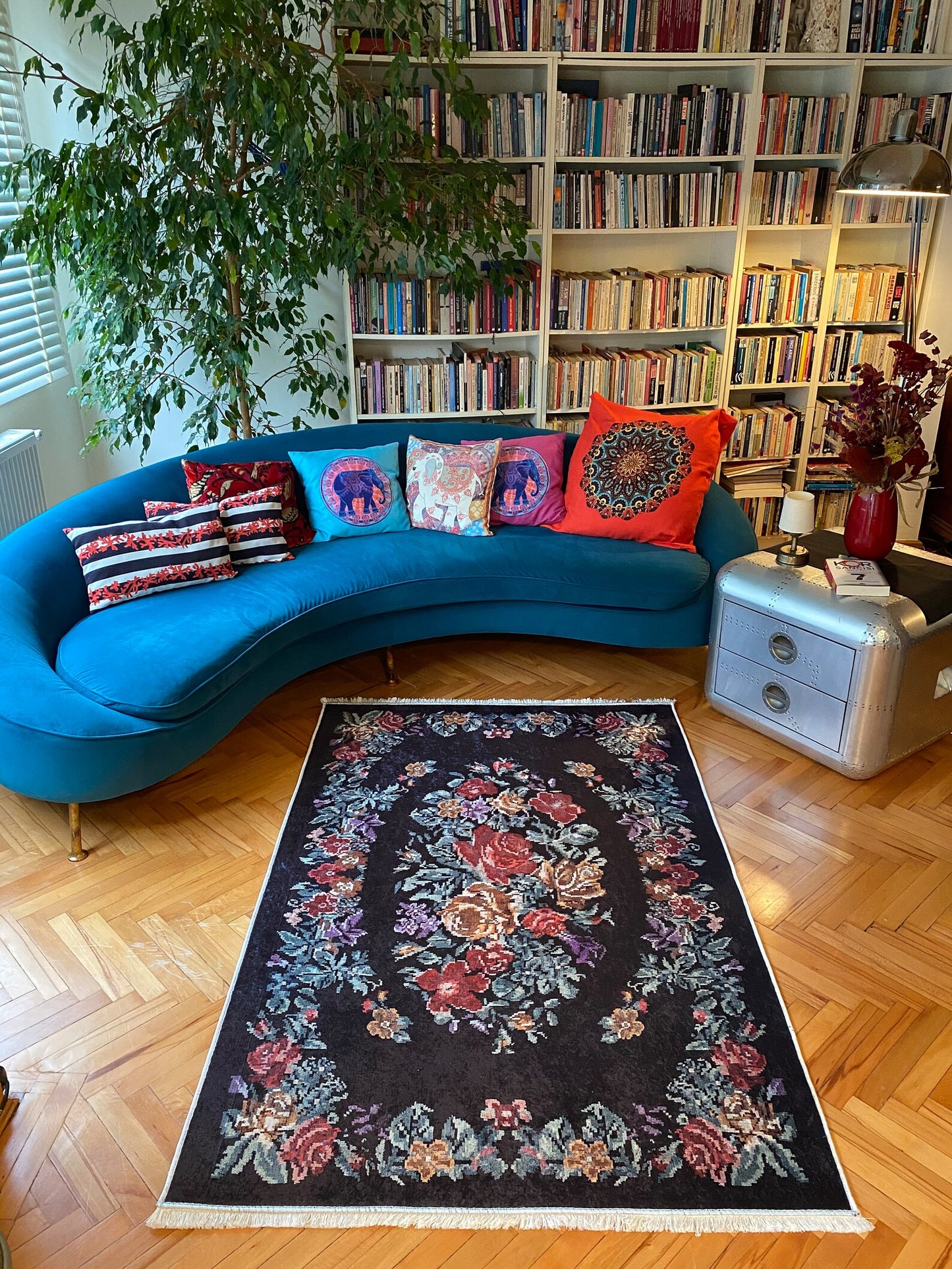 Tapis de nombreuses conceptions de fleurs colorées soigneusement tricotées