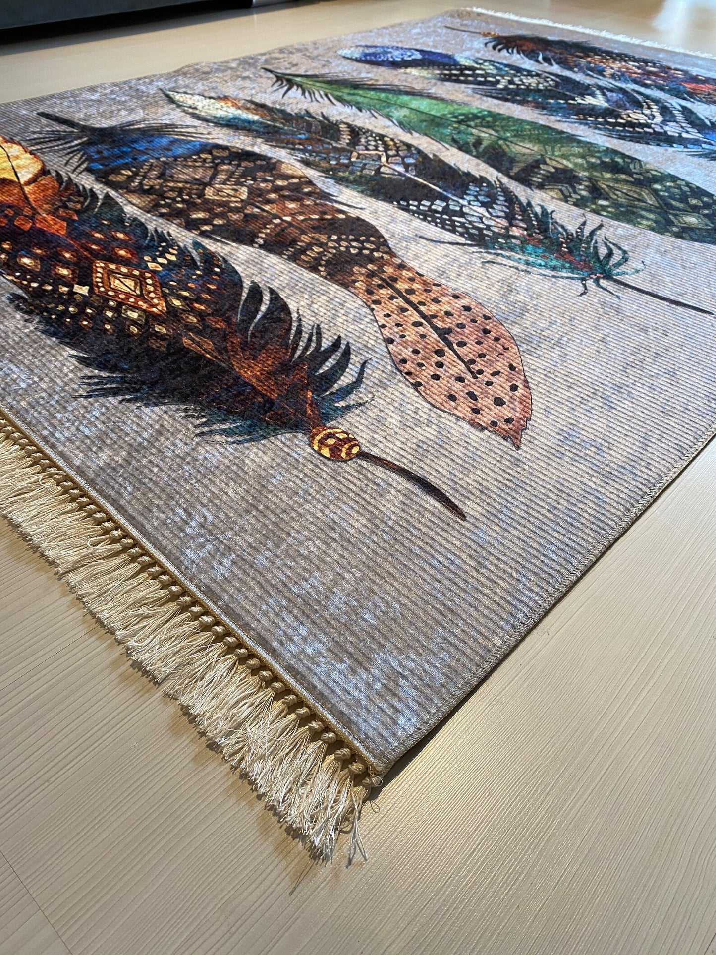 Conception de ressorts colorés sur tapis soigneusement tricoté