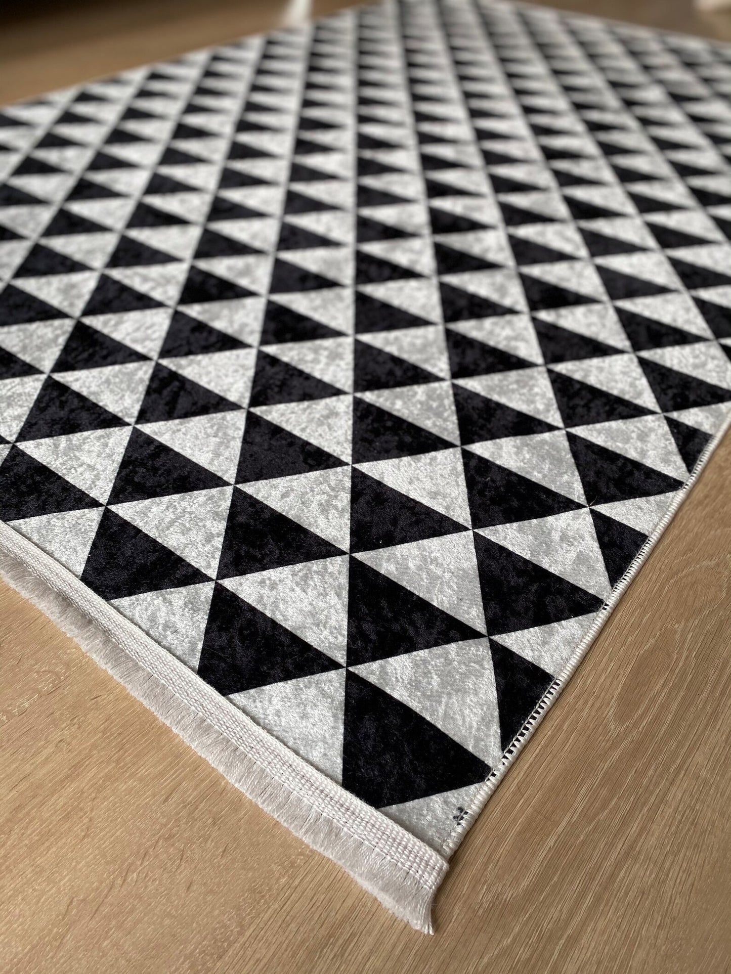 Conception de motif en noir et blanc tapis soigneusement tricoté