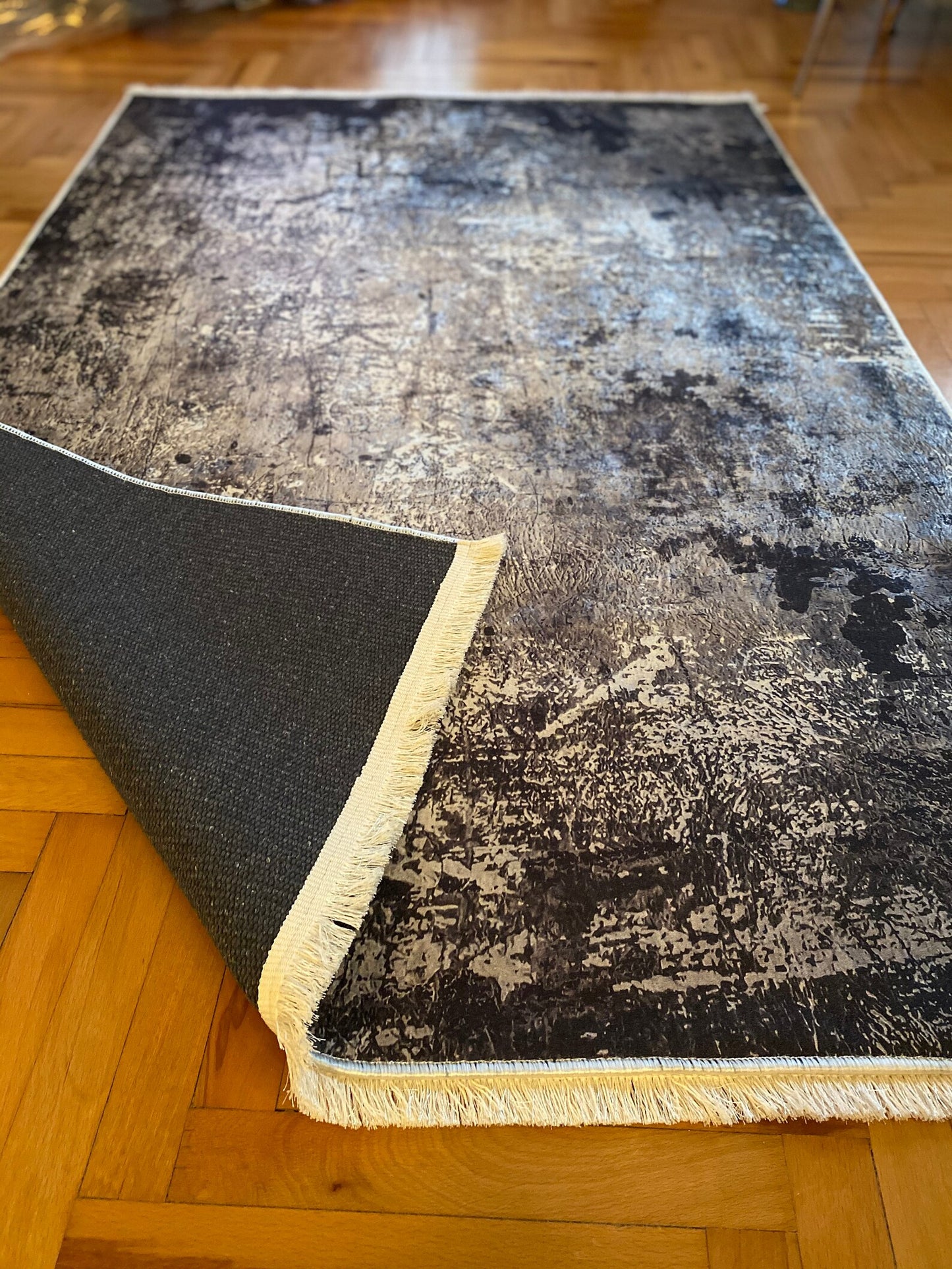 Gris du tapis en conception de motif noir soigneusement tricoté