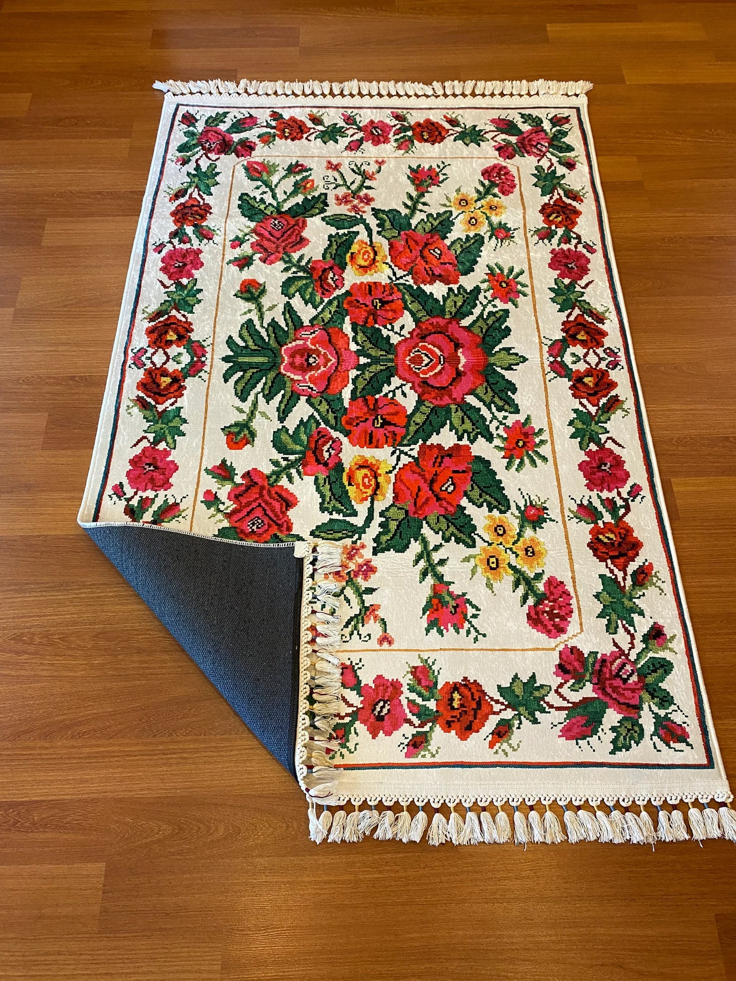 Conception de rose de tapis soigneusement tricoté