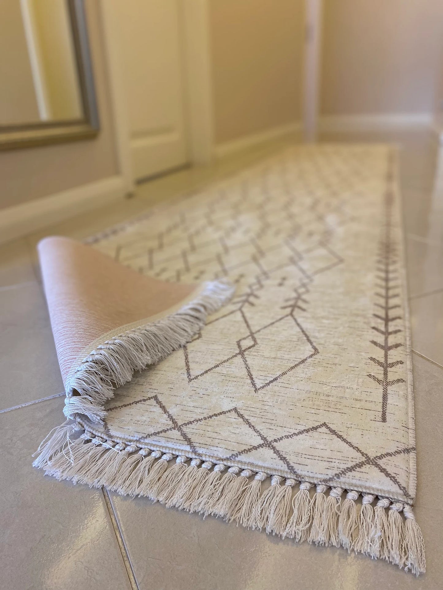 Conception moderne du tapis soigneusement tricoté