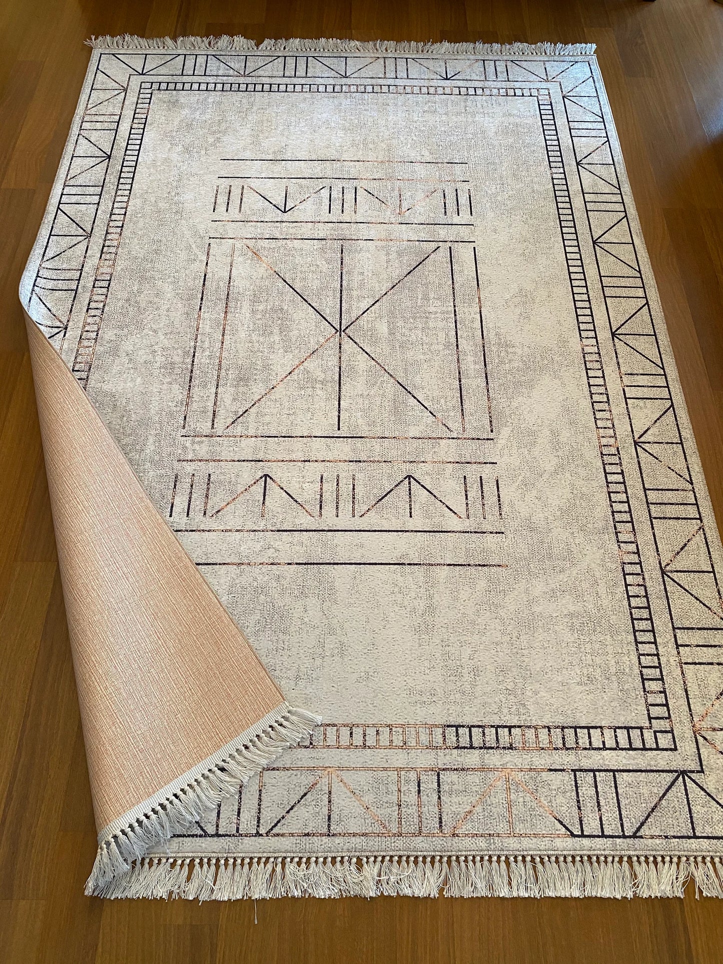 Conception moderne du tapis soigneusement tricoté