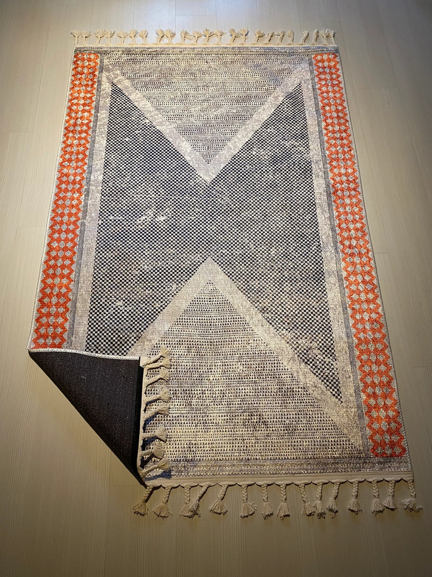 Conception gris orange moderne du tapis soigneusement tricoté