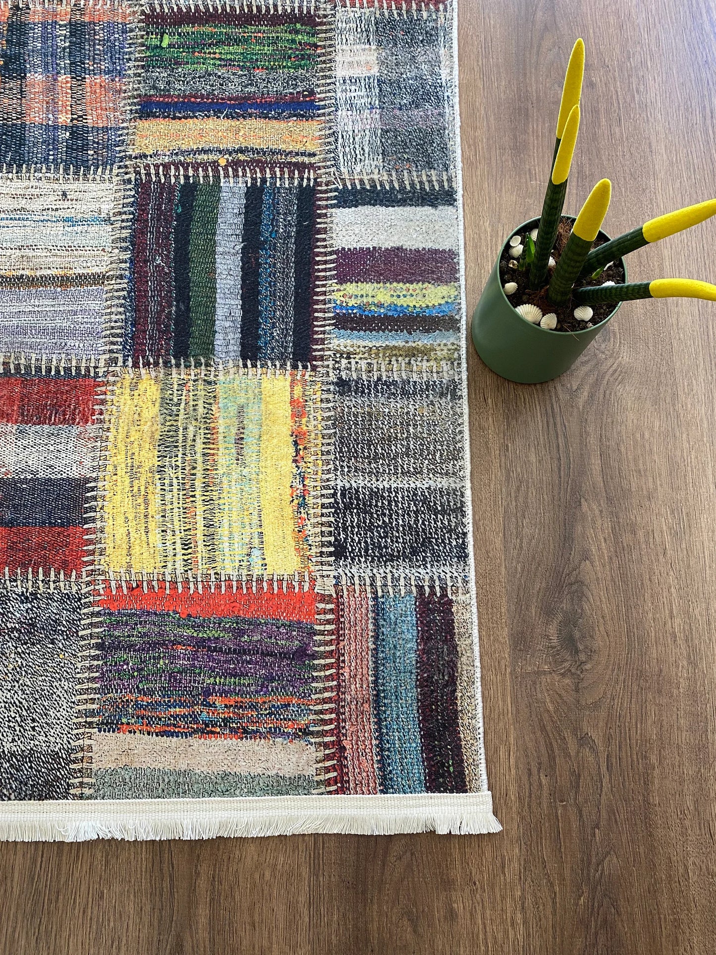 Tapis soigneusement tricoté du design coloré