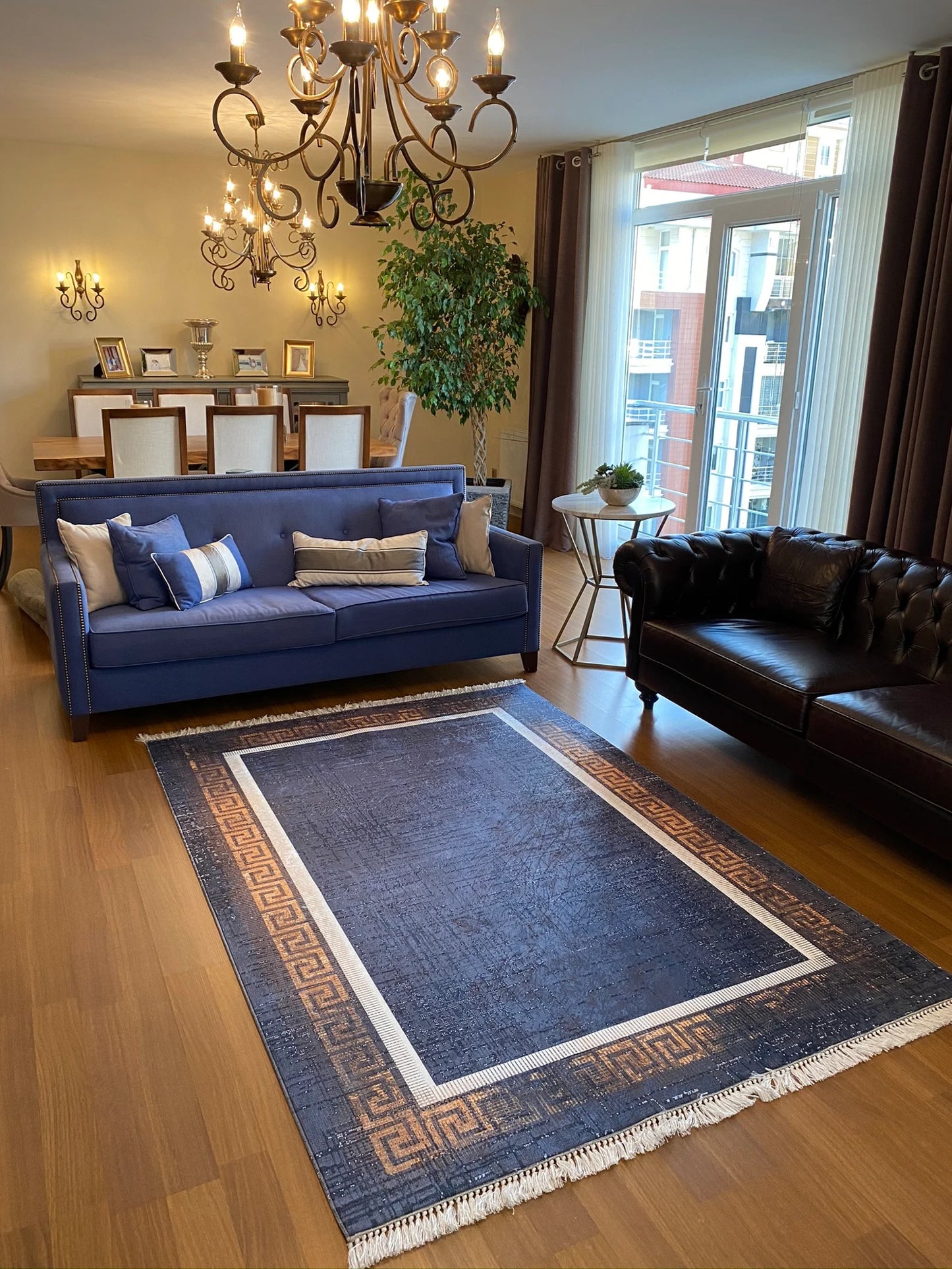 Conception en or et bleu en tapis soigneusement tricoté