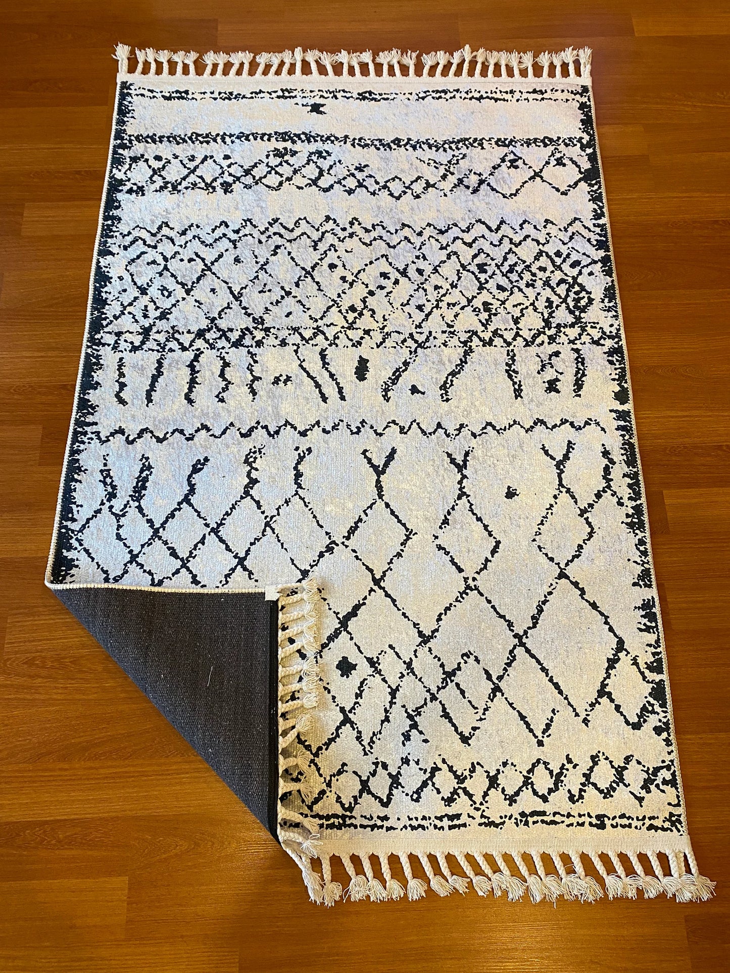 Conception de la skandinavie du tapis soigneusement tricoté