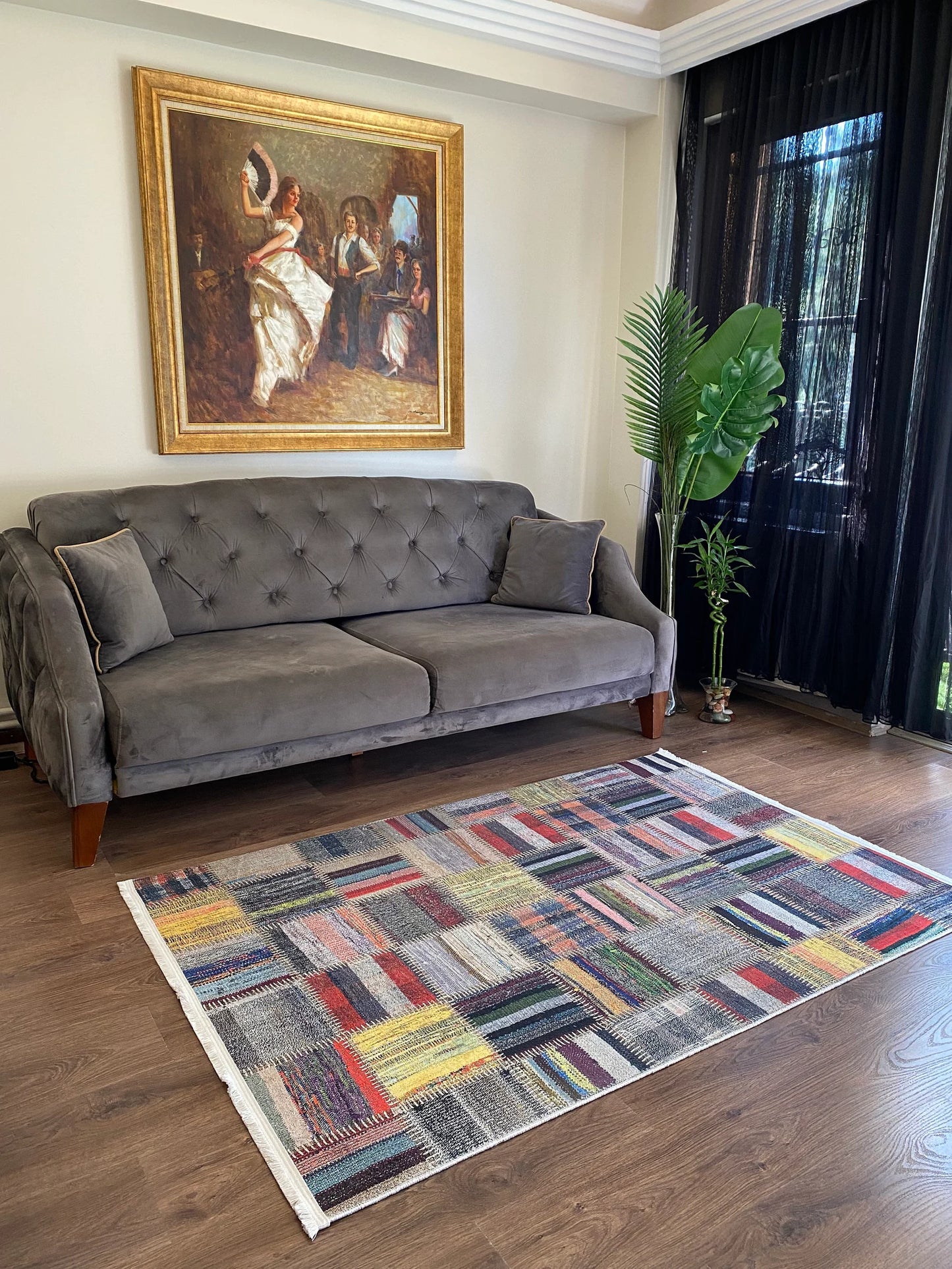 Tapis soigneusement tricoté du design coloré