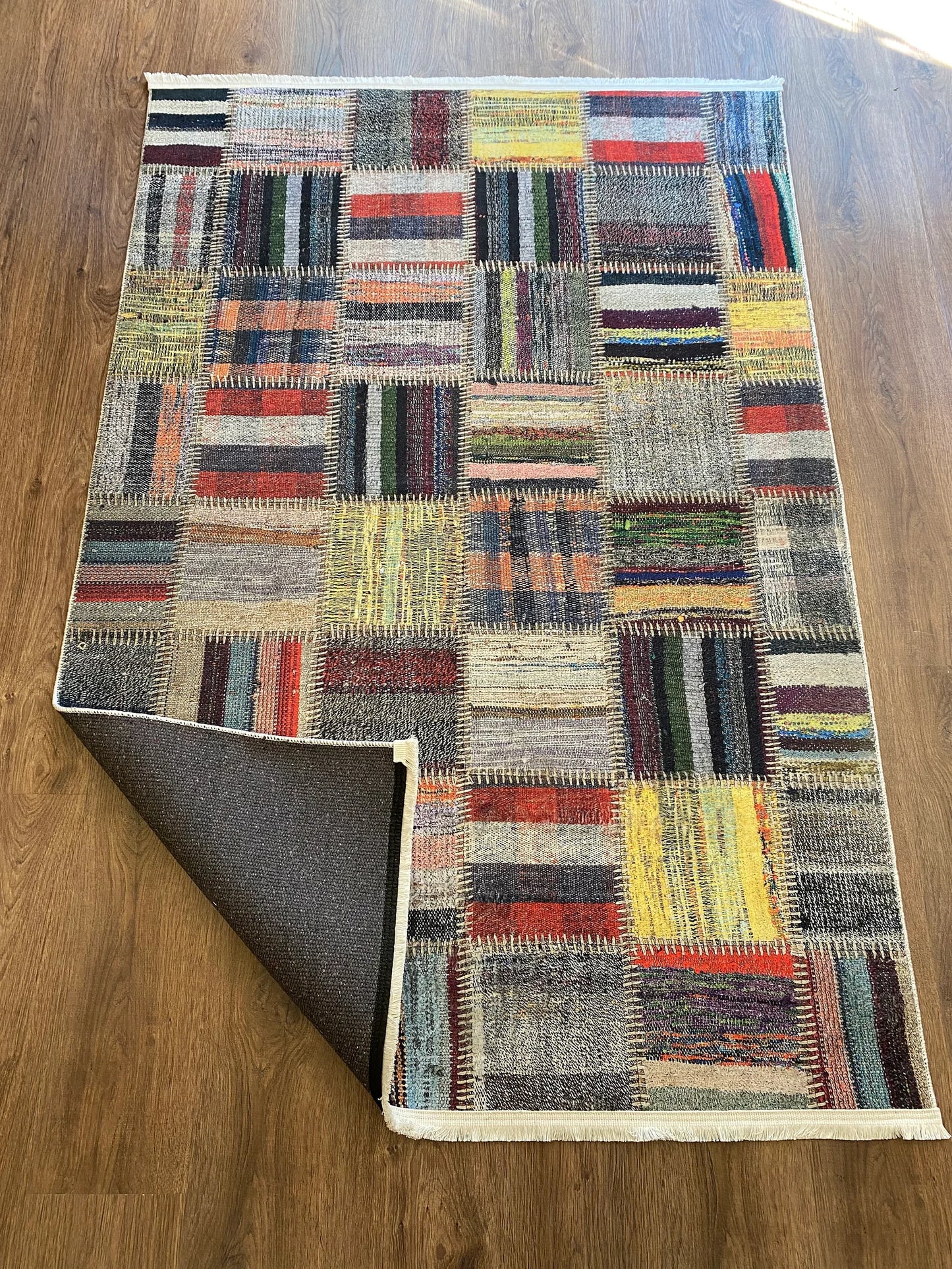 Tapis soigneusement tricoté du design coloré