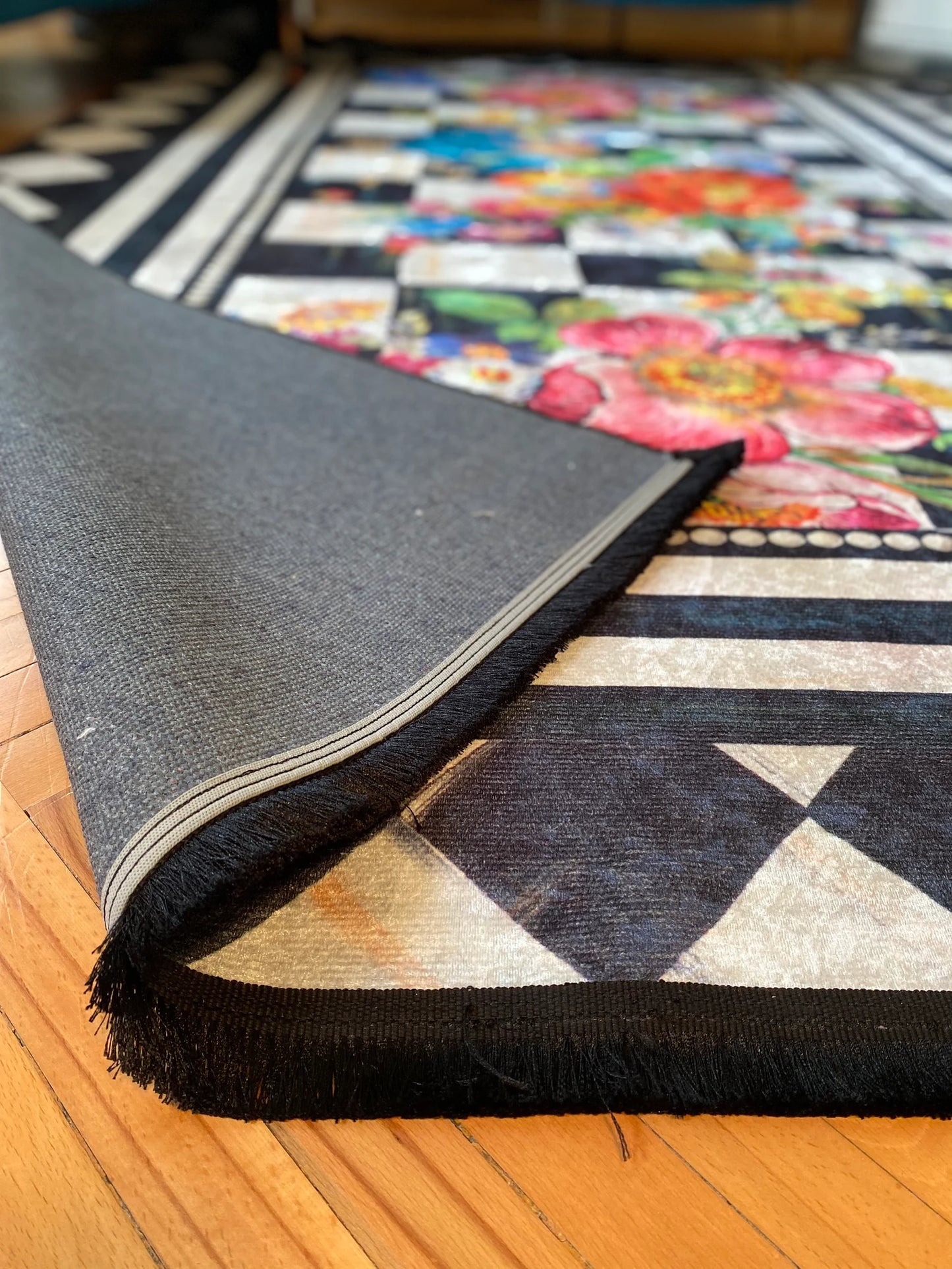 Conception de fleurs de tapis soigneusement tricoté