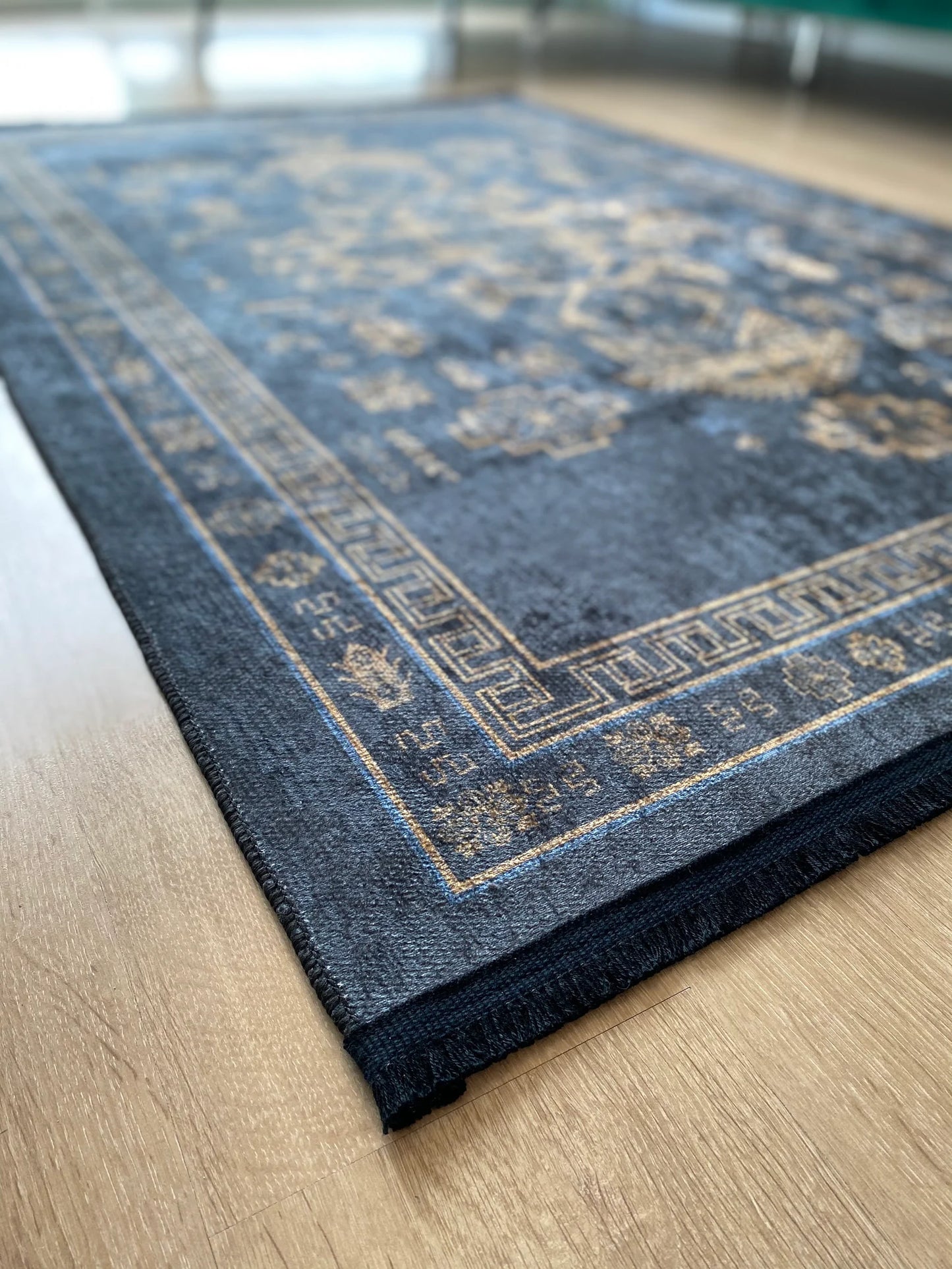 Conception de motif doré du tapis soigneusement tricoté