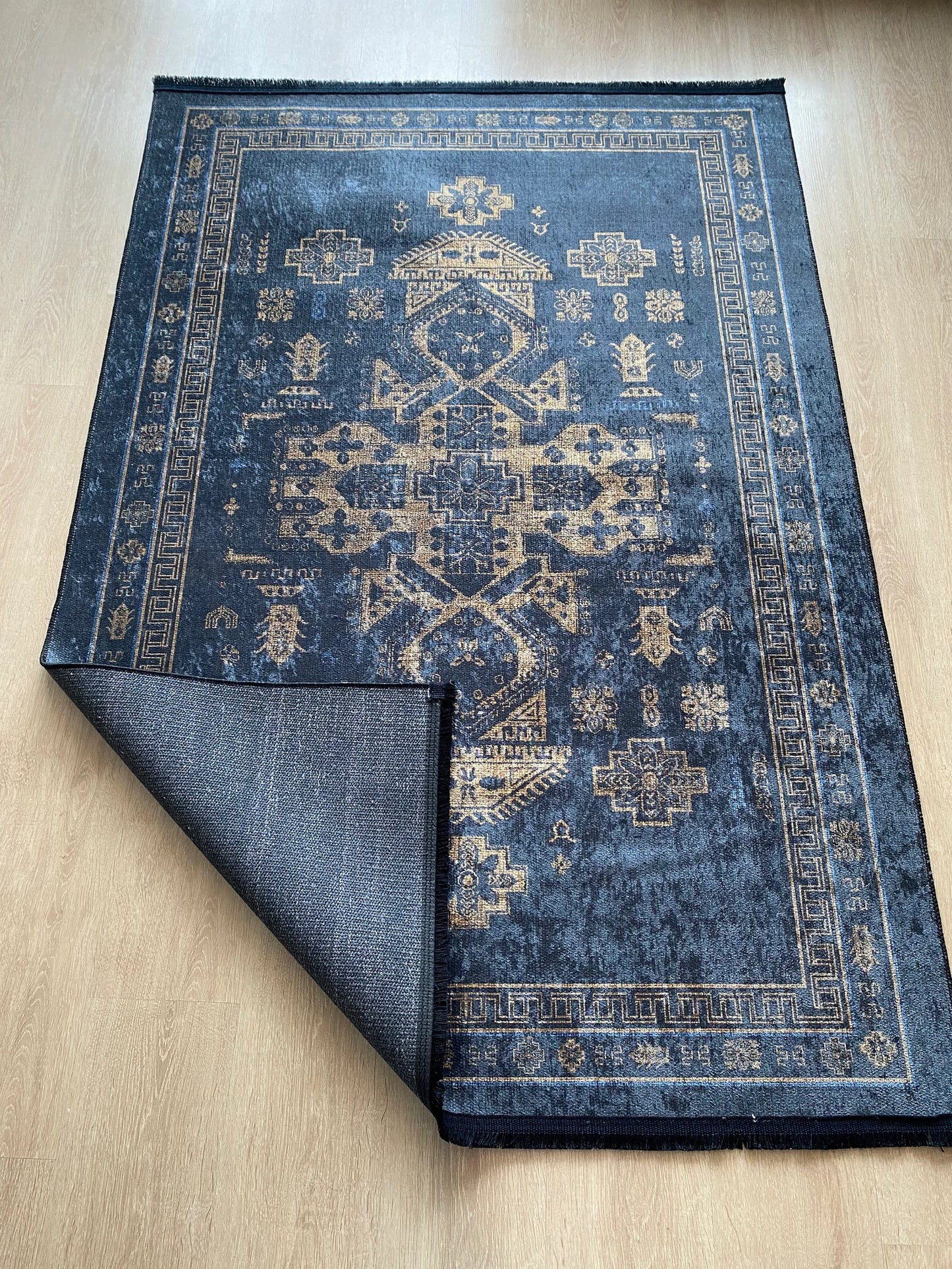 Conception de motif doré du tapis soigneusement tricoté