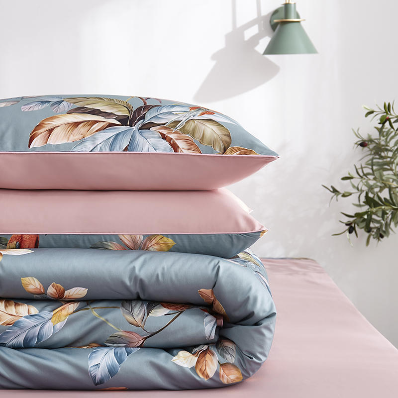 Le linge de lit avec le bleu floral (100% coton égyptien)