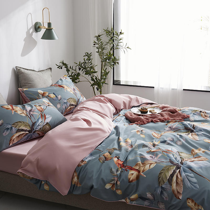 Le linge de lit avec le bleu floral (100% coton égyptien)