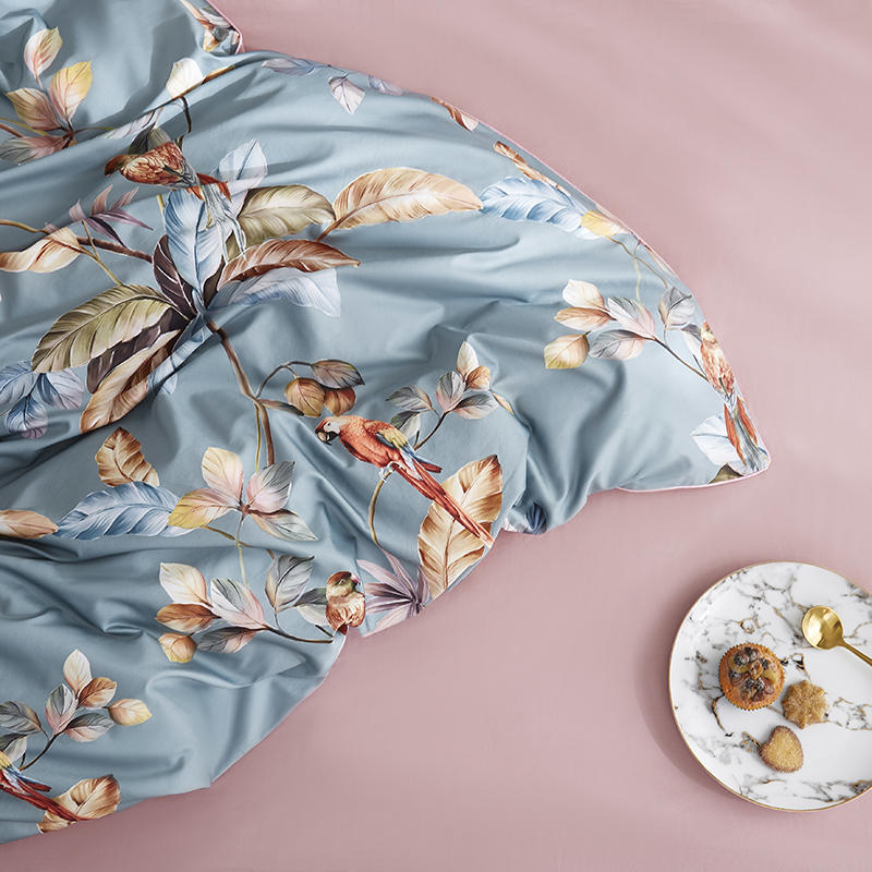 Le linge de lit avec le bleu floral (100% coton égyptien)